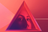 Menselijk gezicht in een piramide op een roze achtergrond