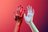 menselijke hand en synthetische hand op roze achtergrond